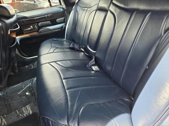 used 1993 Lincoln Town Car car, priced at $9,800