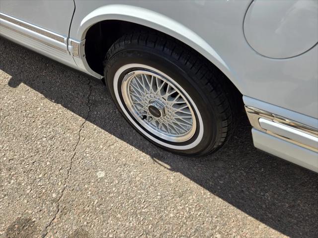 used 1993 Lincoln Town Car car, priced at $9,800