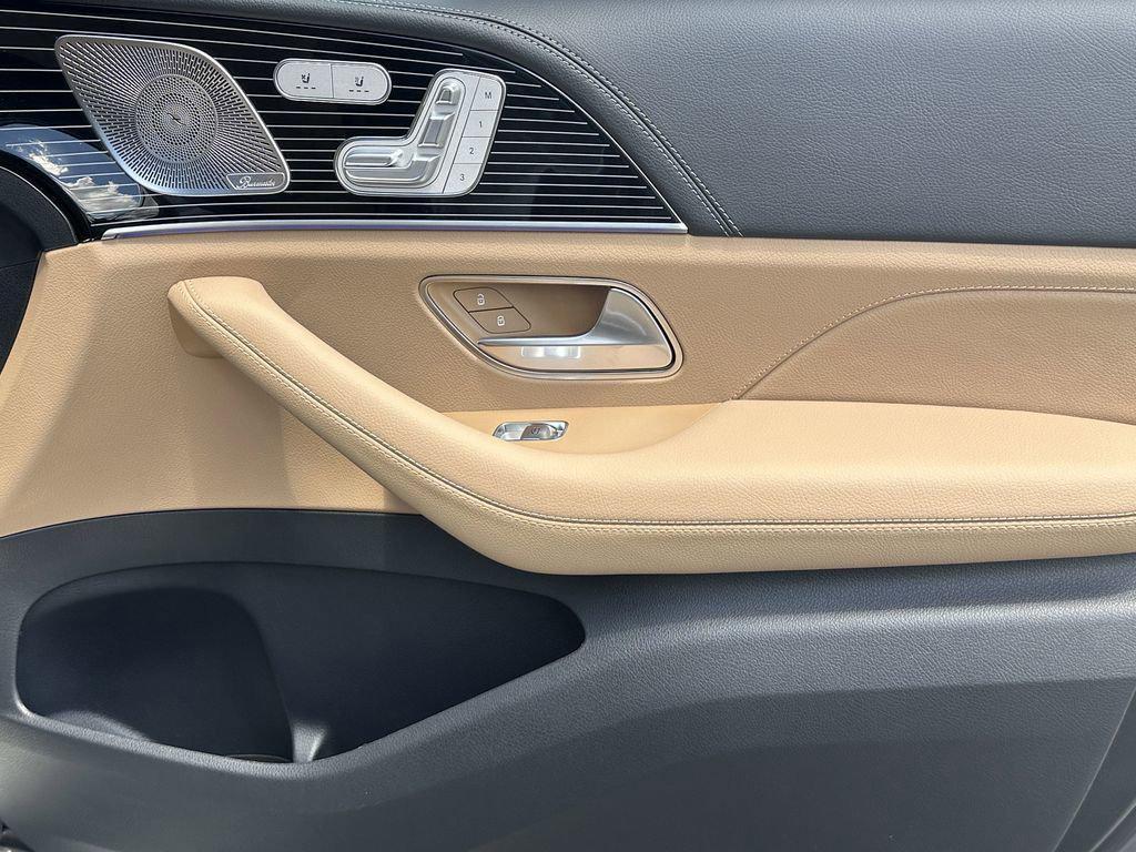 new 2025 Mercedes-Benz GLS 580 car, priced at $125,455