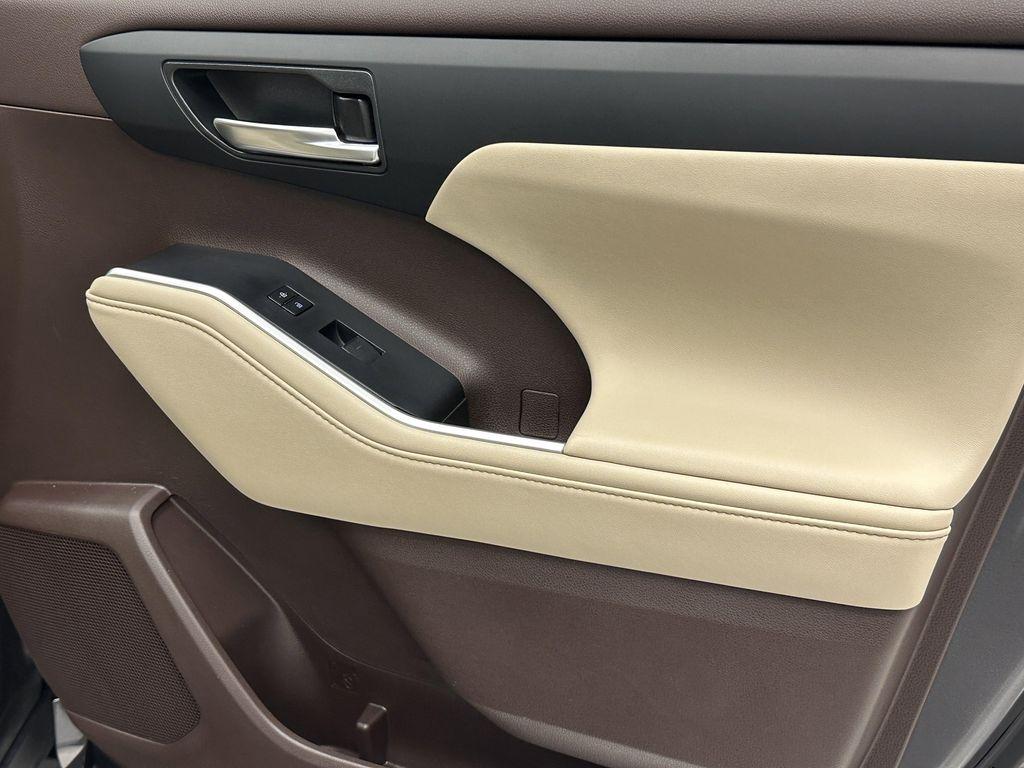 used 2022 Toyota Highlander Hybrid car, priced at $42,899