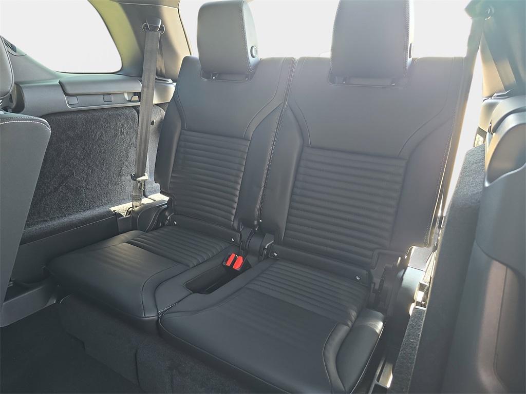 new 2026 Land Rover Discovery car, priced at $76,726