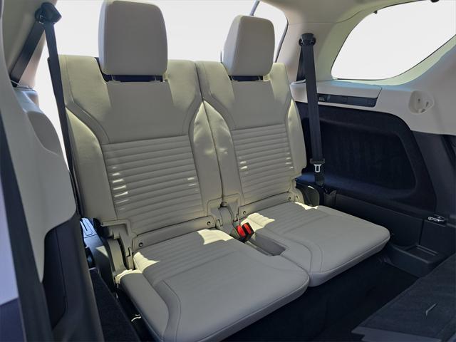 used 2024 Land Rover Discovery car, priced at $48,990