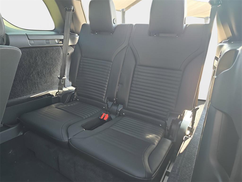 new 2025 Land Rover Discovery car, priced at $70,193