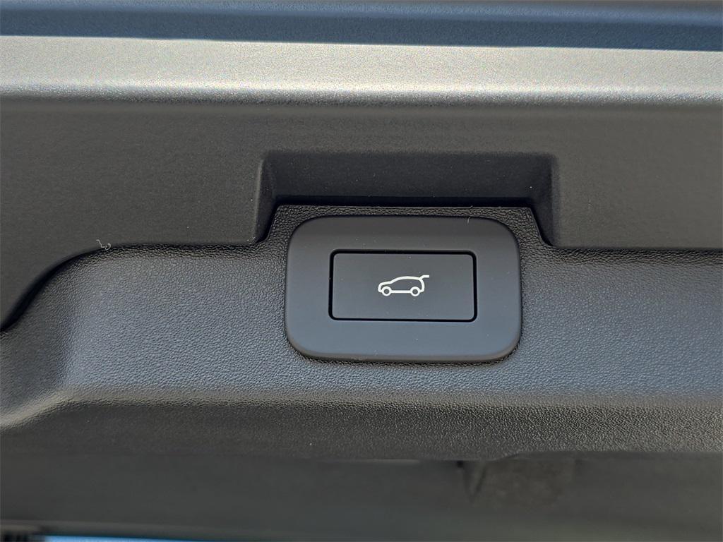 new 2025 Land Rover Discovery car, priced at $70,193