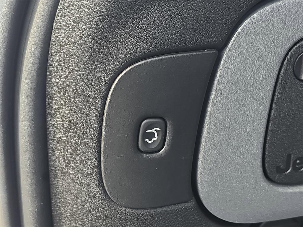 used 2015 Jeep Cherokee car, priced at $10,240