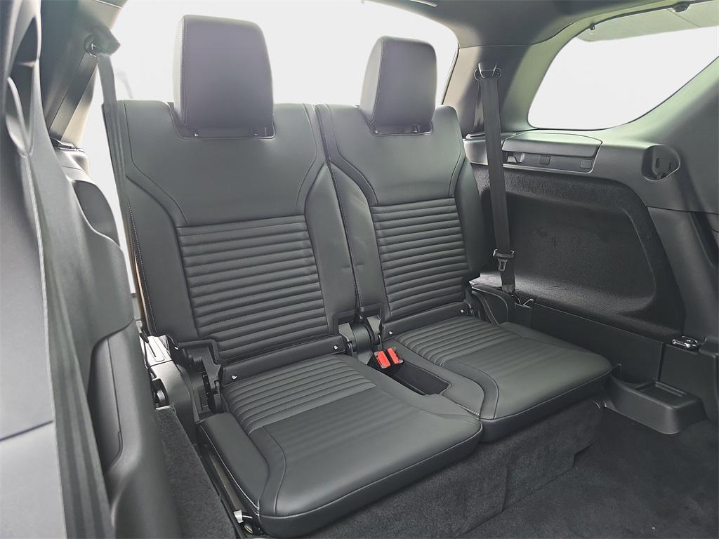 new 2025 Land Rover Discovery car, priced at $76,718