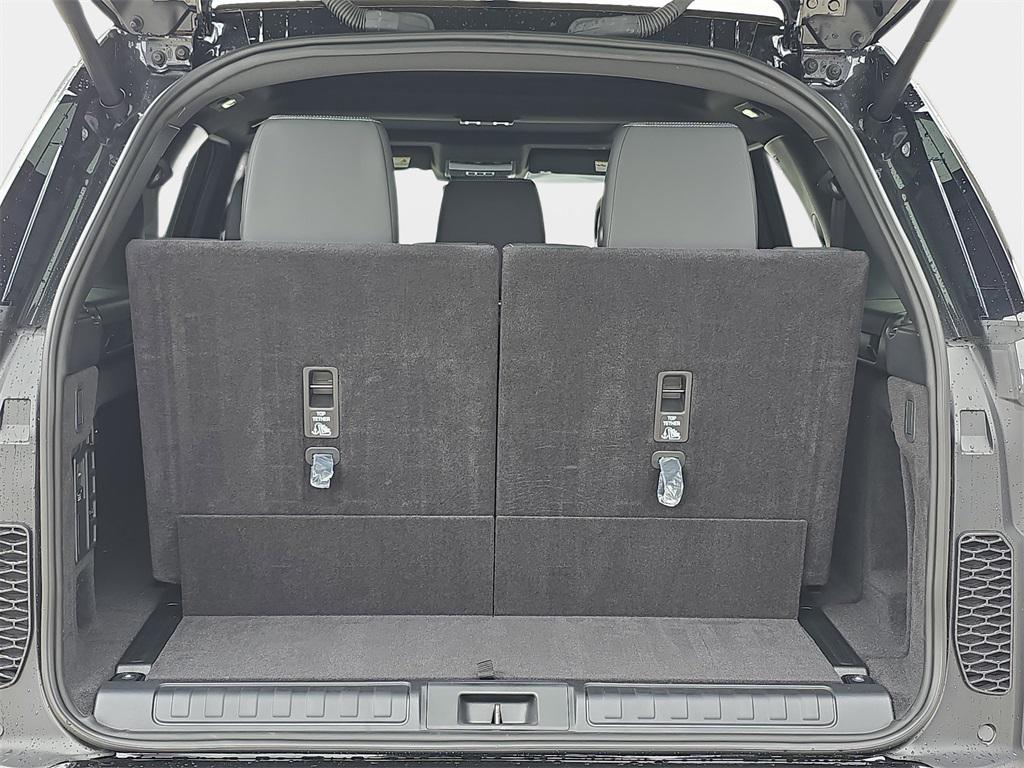 new 2025 Land Rover Discovery car, priced at $76,718
