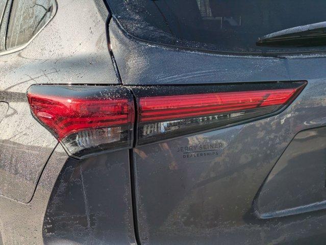 used 2022 Toyota Highlander car, priced at $33,046