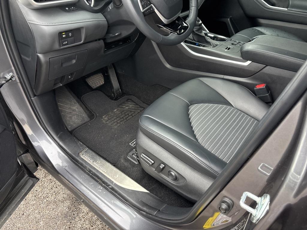 used 2024 Toyota Highlander car, priced at $42,571