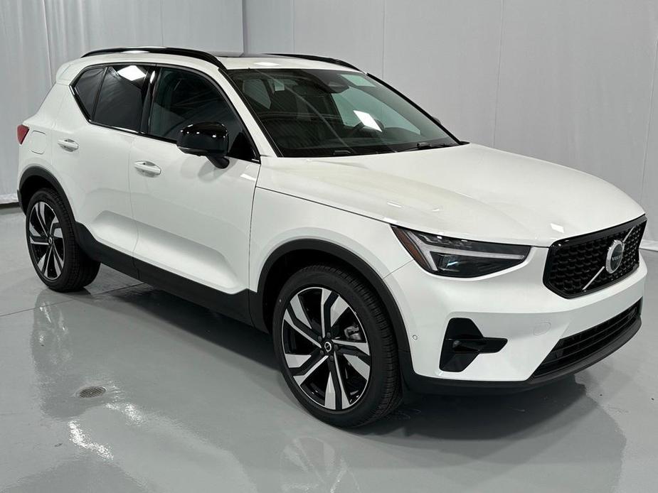 new 2025 Volvo XC40 car, priced at $51,040