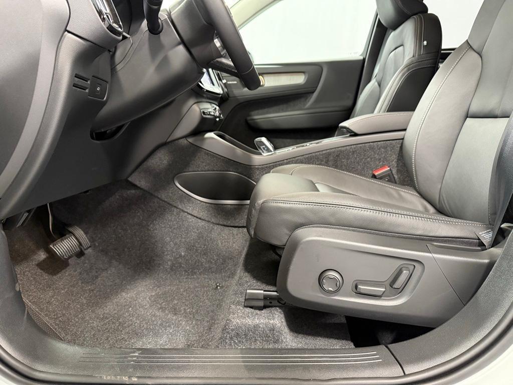 new 2025 Volvo XC40 car, priced at $52,235