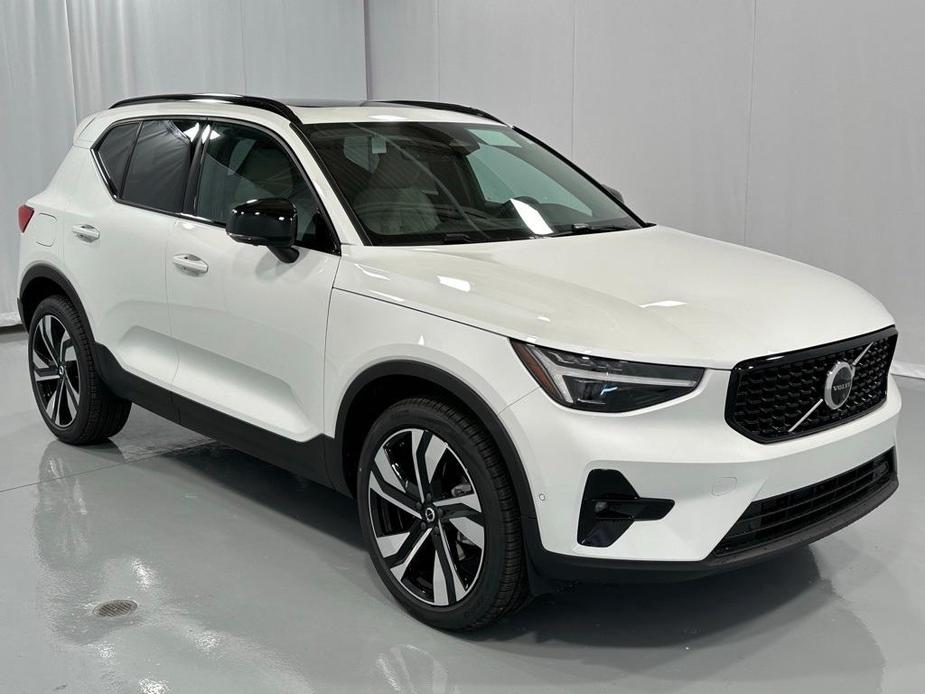 new 2025 Volvo XC40 car, priced at $49,170