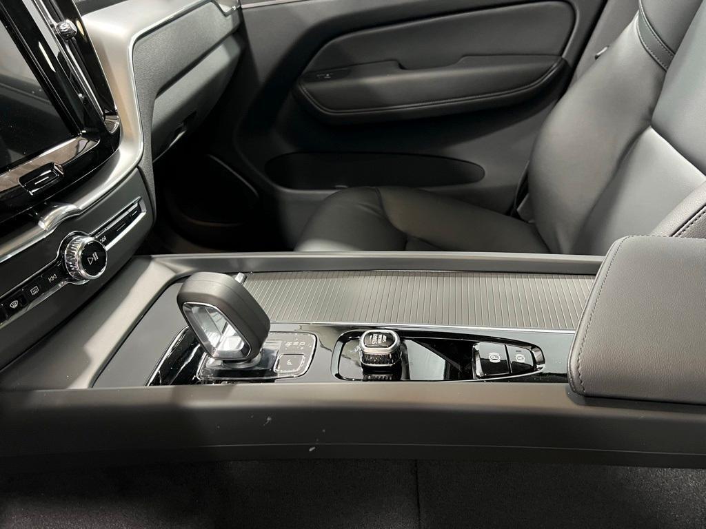 new 2025 Volvo XC60 car, priced at $49,095