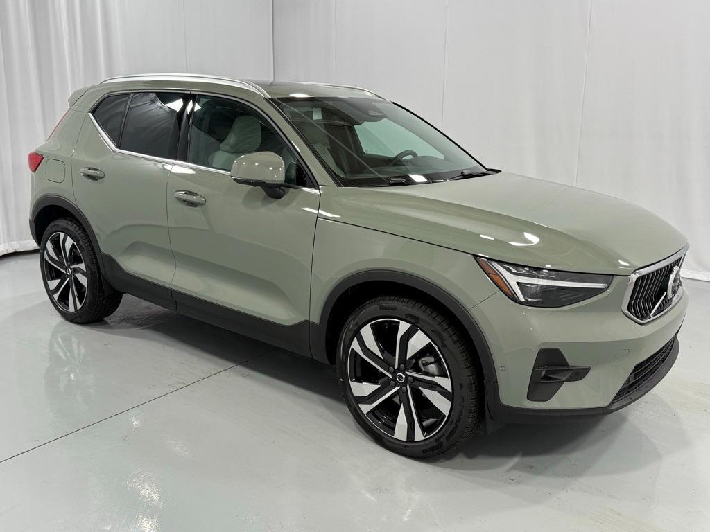 new 2025 Volvo XC40 car, priced at $52,015