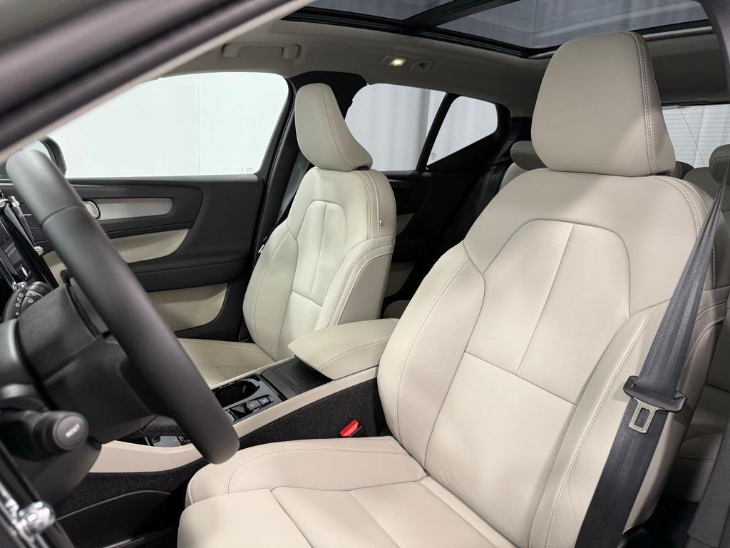 new 2025 Volvo XC40 car, priced at $52,015