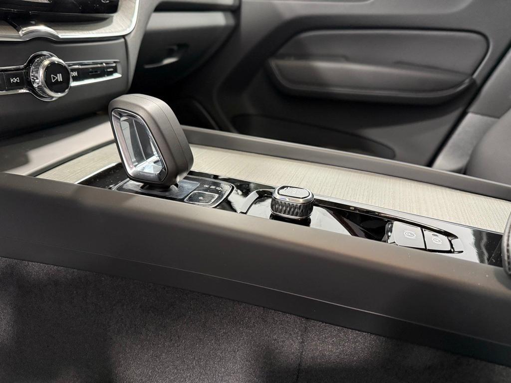 new 2025 Volvo XC60 car, priced at $55,360