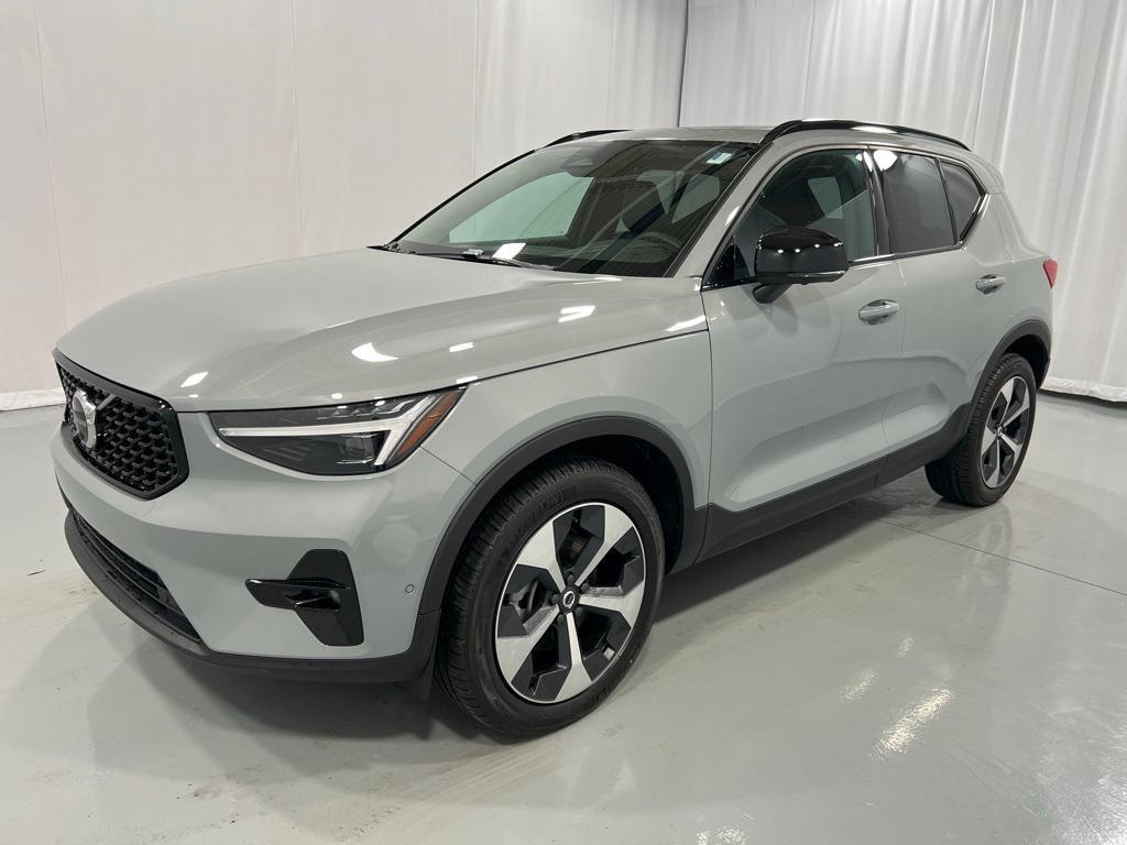 new 2025 Volvo XC40 car, priced at $47,695