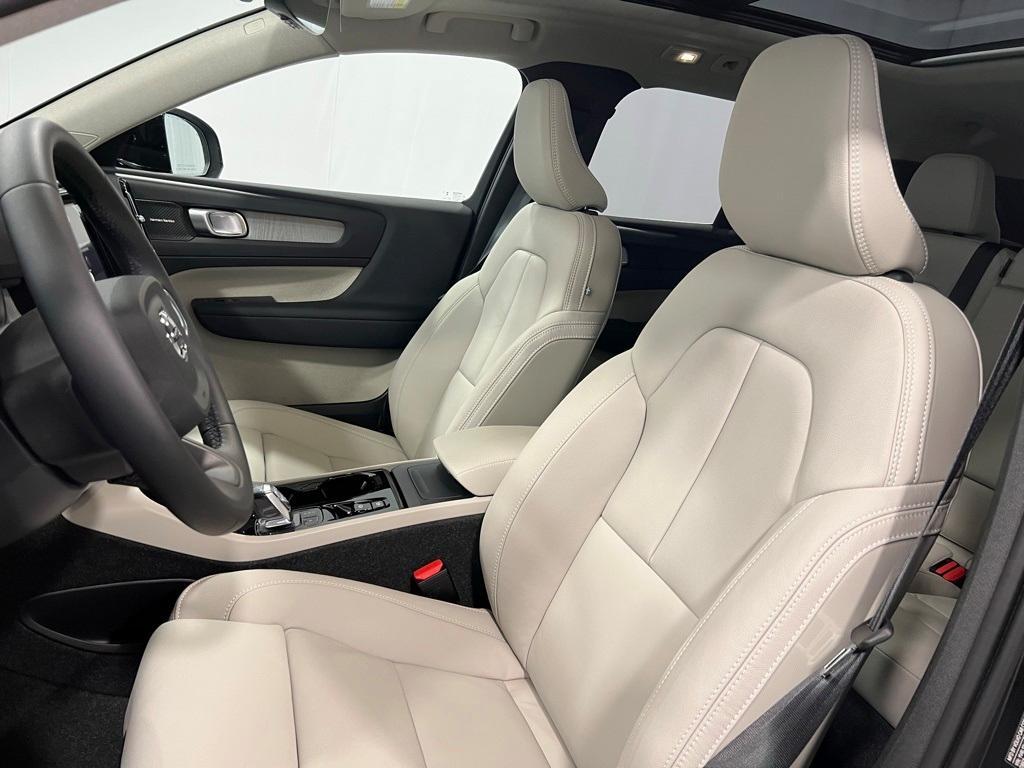 new 2025 Volvo XC40 car, priced at $52,235