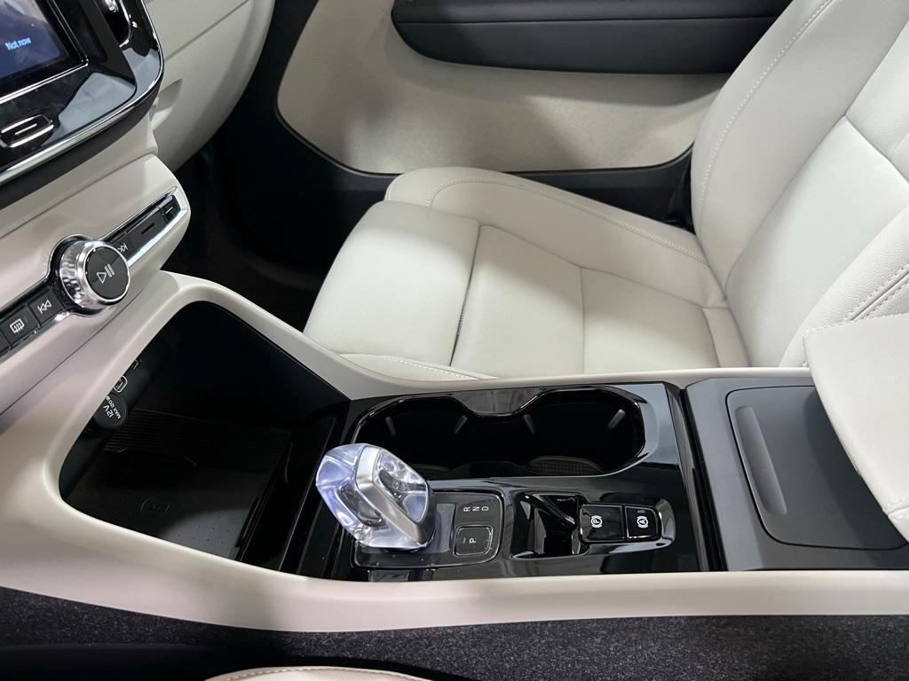 new 2025 Volvo XC40 car, priced at $52,235