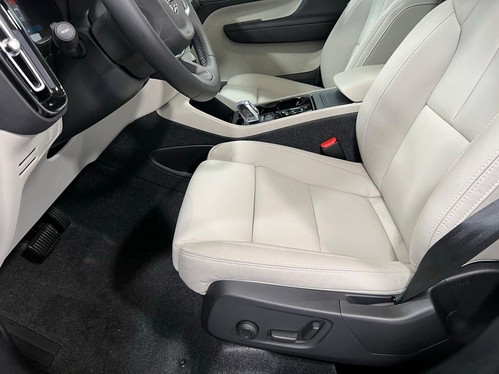 new 2025 Volvo XC40 car, priced at $52,235