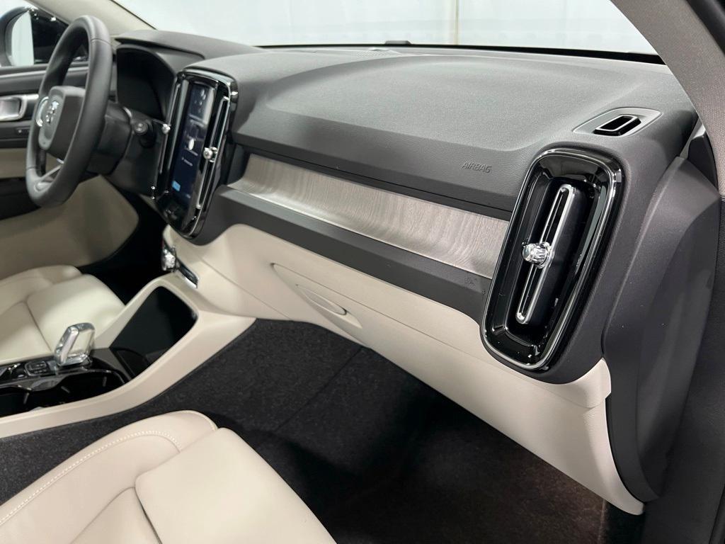 new 2025 Volvo XC40 car, priced at $52,235