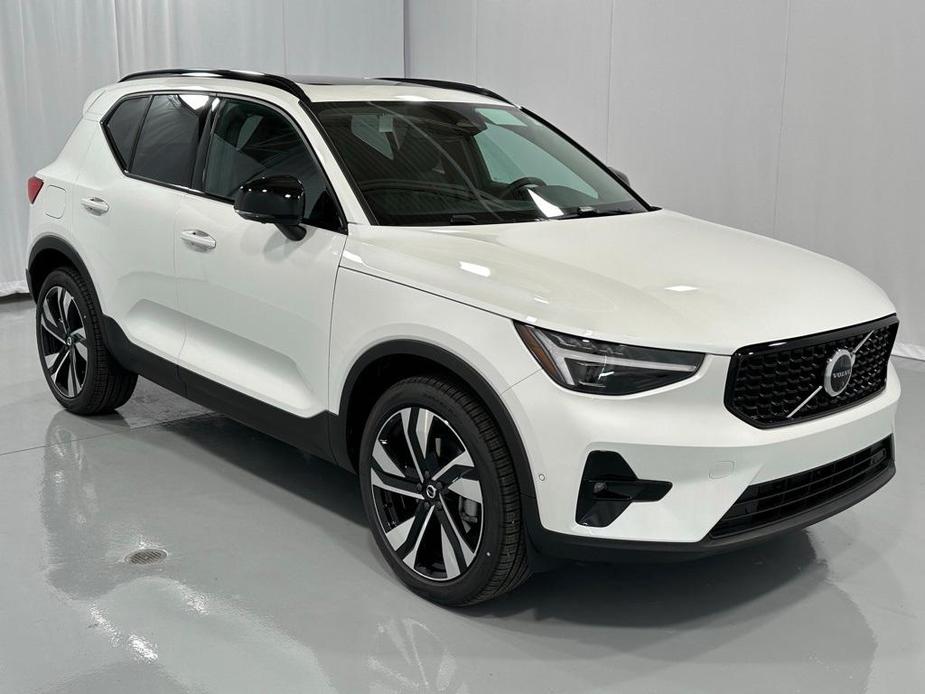 new 2025 Volvo XC40 car, priced at $51,040