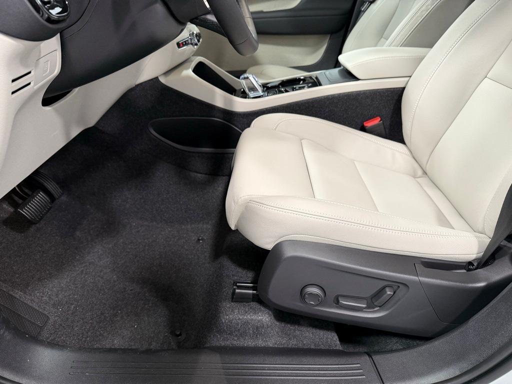 new 2025 Volvo XC40 car, priced at $49,810
