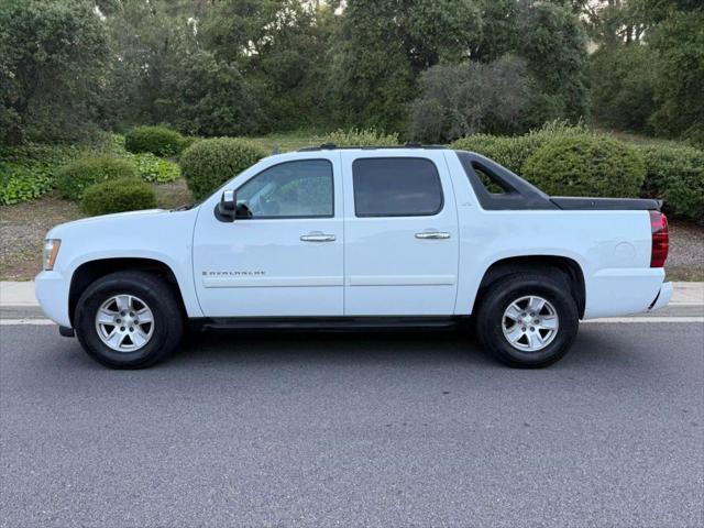 used 2007 Chevrolet Avalanche car, priced at $11,995