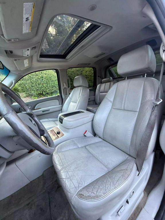 used 2007 Chevrolet Avalanche car, priced at $11,995