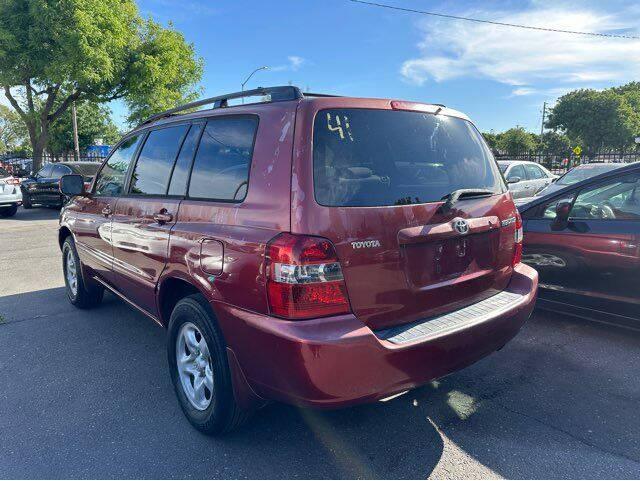 used 2004 Toyota Highlander car, priced at $5,497