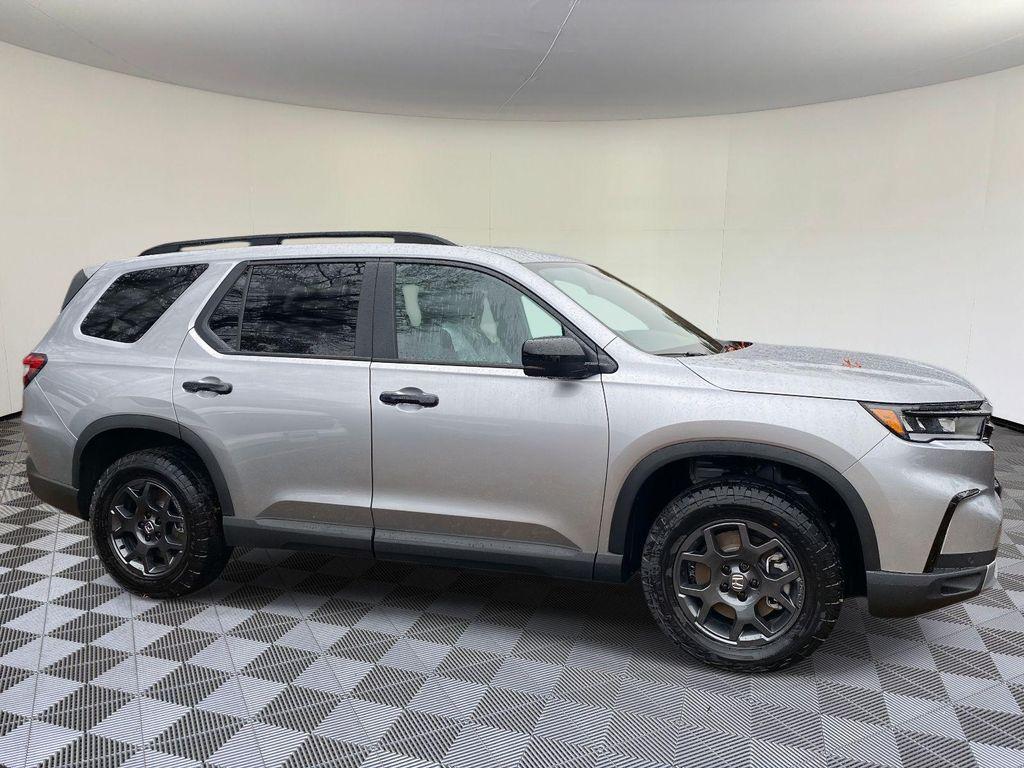 new 2025 Honda Pilot car, priced at $50,895