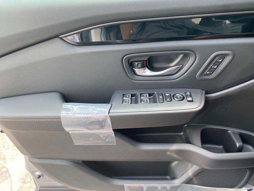 new 2025 Honda Pilot car, priced at $50,850