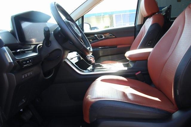 used 2023 Kia Carnival car