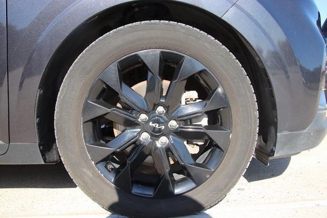 used 2023 Kia Carnival car