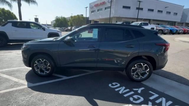 new 2025 Chevrolet Trax car