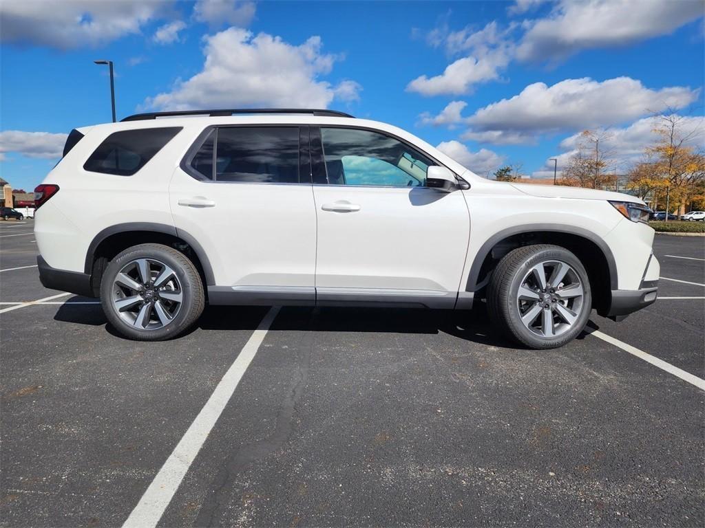 new 2025 Honda Pilot car, priced at $52,670