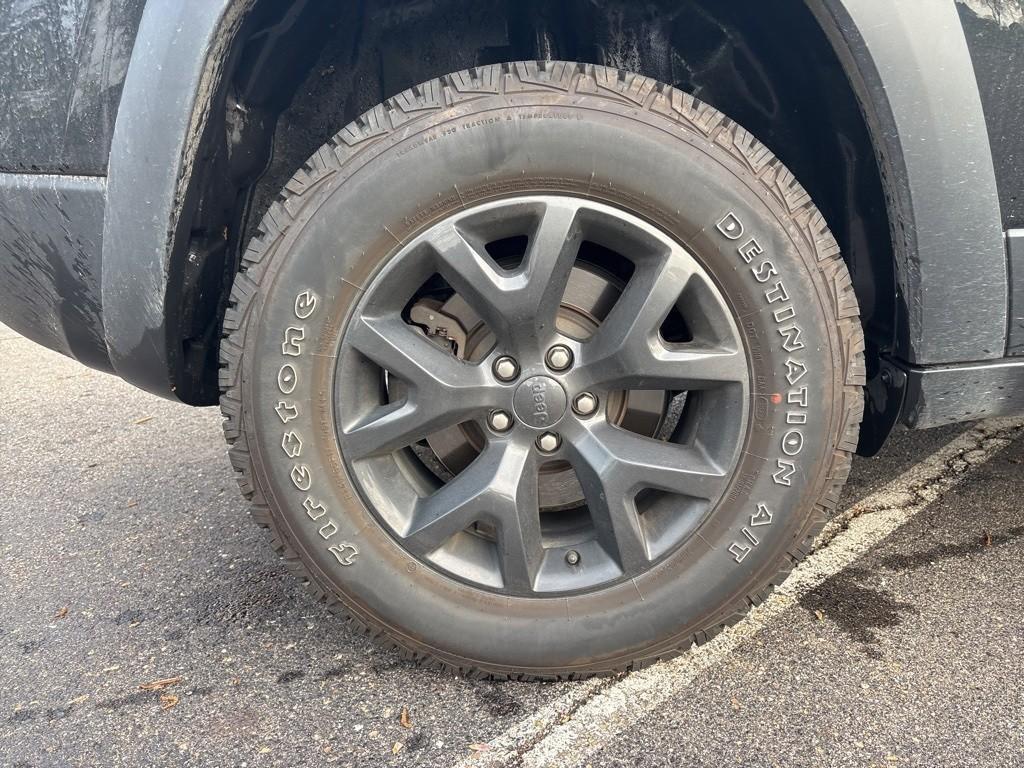 used 2020 Jeep Cherokee car, priced at $15,557