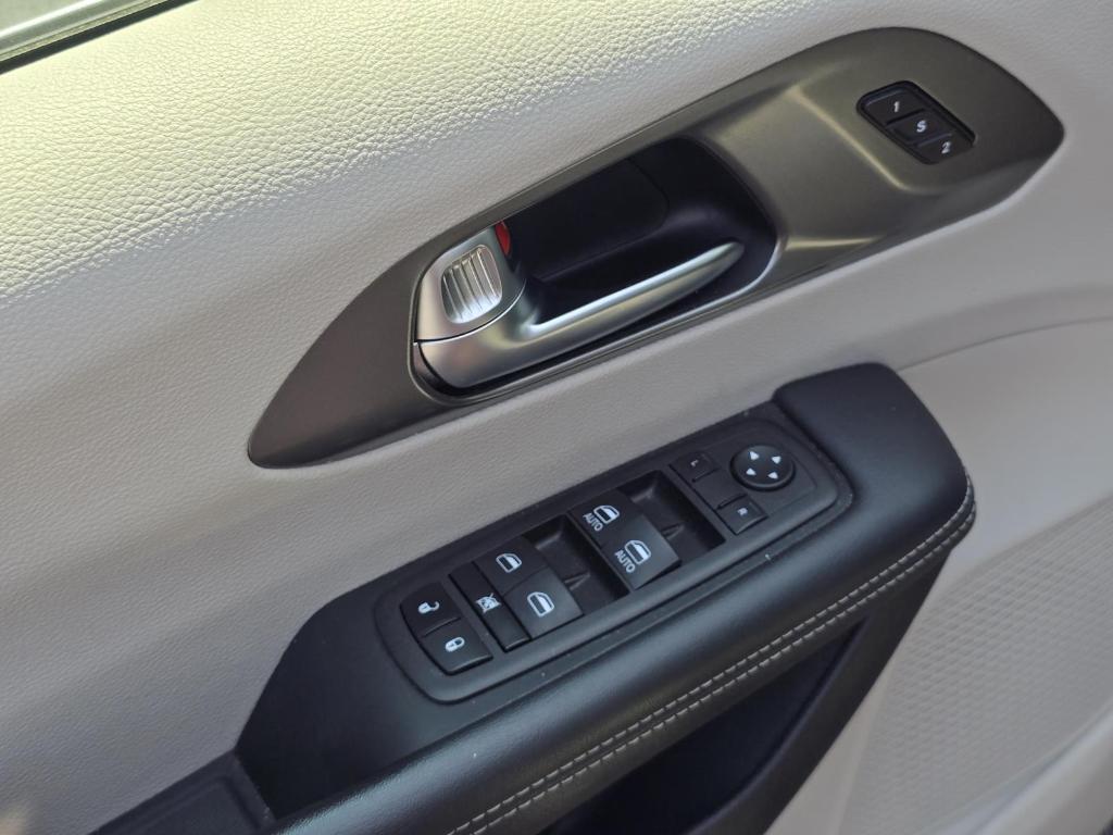used 2023 Chrysler Pacifica car, priced at $23,557