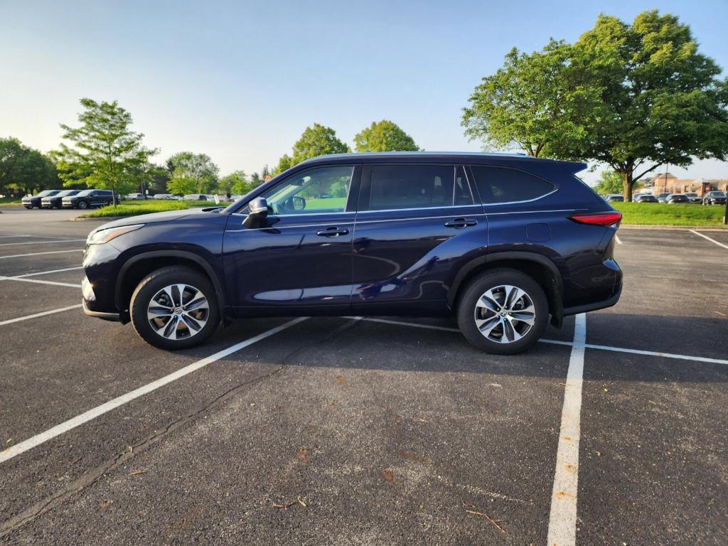 used 2021 Toyota Highlander car, priced at $27,737