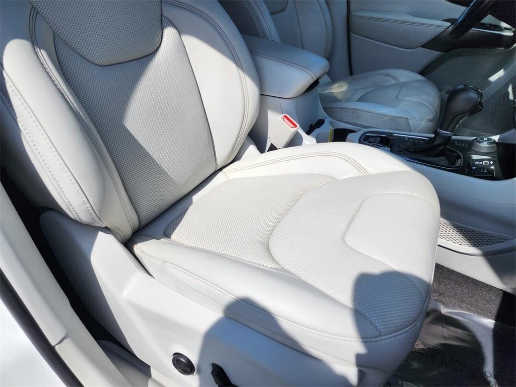 used 2020 Jeep Cherokee car, priced at $14,557