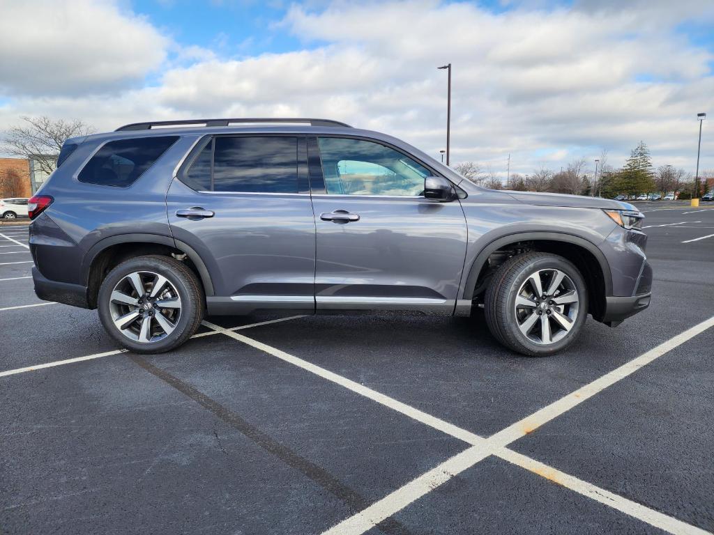 new 2025 Honda Pilot car, priced at $50,995