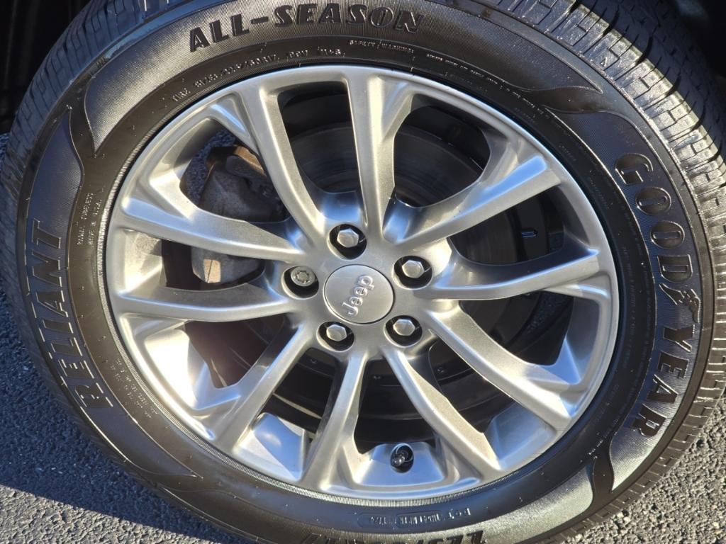 used 2019 Jeep Cherokee car, priced at $13,597