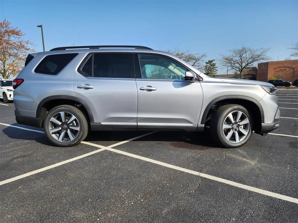 new 2025 Honda Pilot car, priced at $51,050