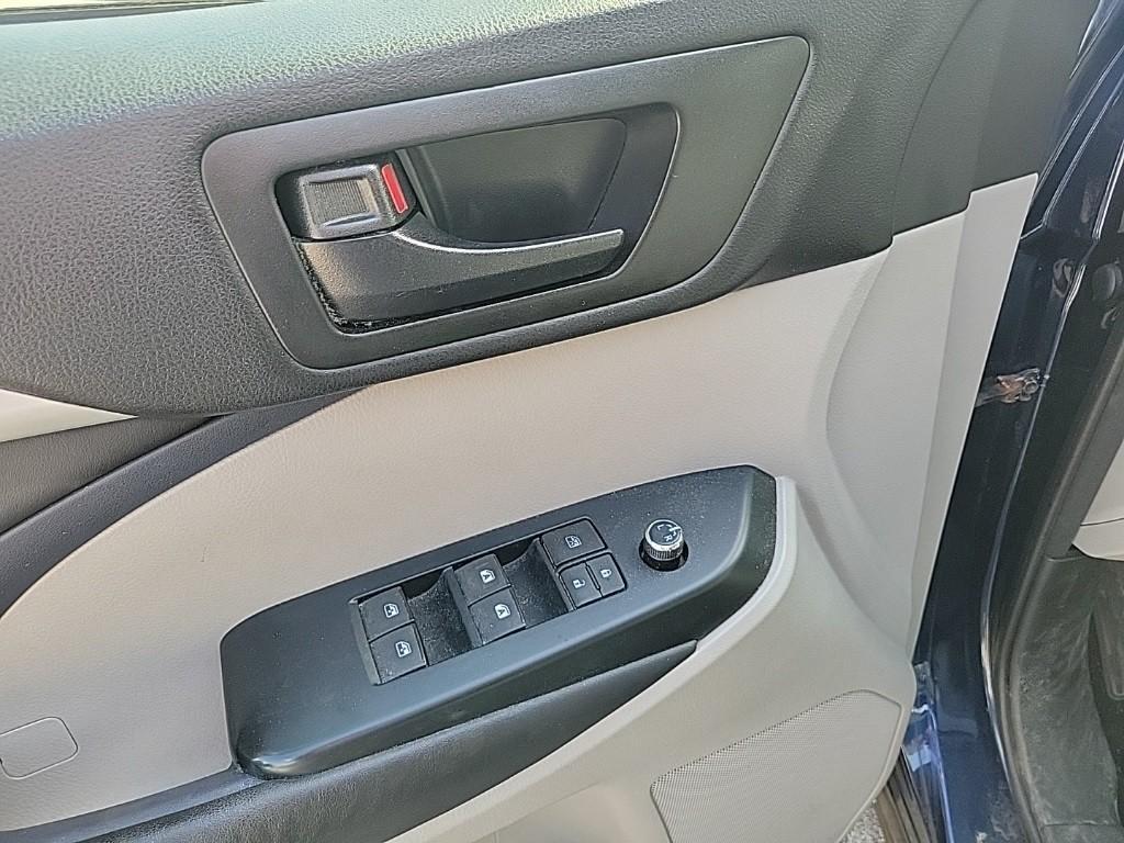 used 2015 Toyota Highlander car, priced at $15,737