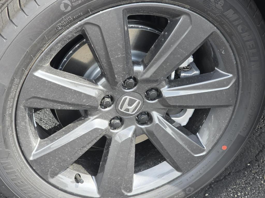 new 2025 Honda Pilot car, priced at $44,205