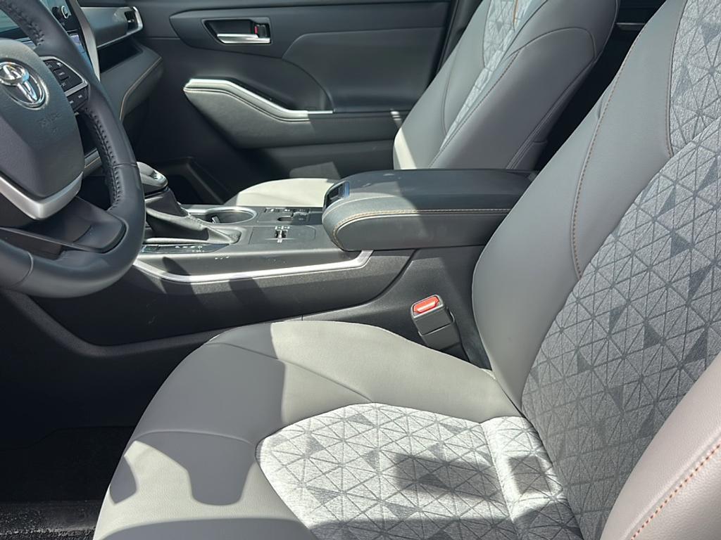 used 2023 Toyota Highlander Hybrid car, priced at $43,000