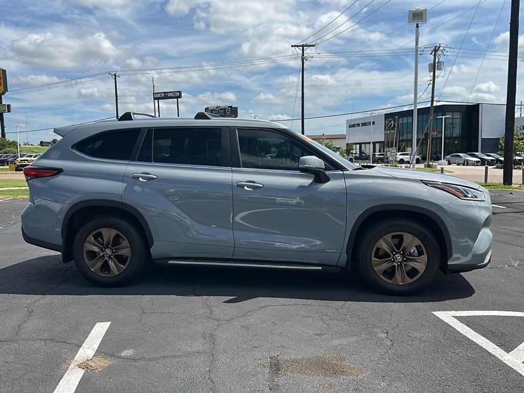 used 2023 Toyota Highlander Hybrid car, priced at $43,000