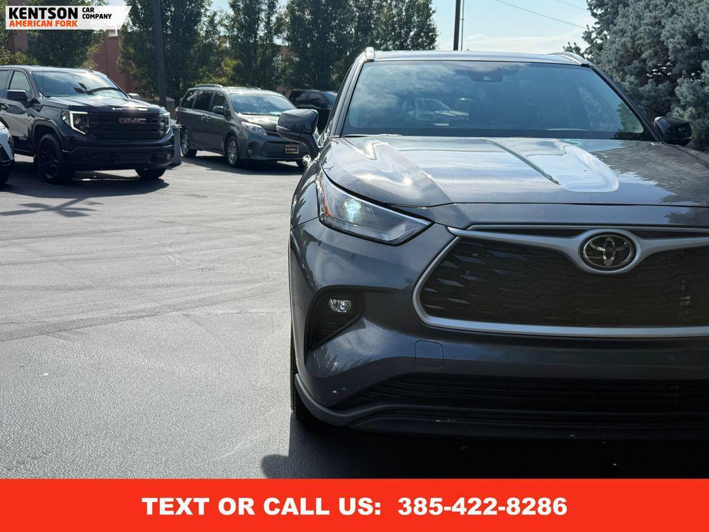 used 2025 Toyota Highlander car, priced at $40,950