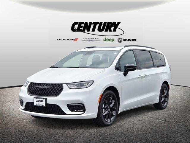 new 2025 Chrysler Pacifica car, priced at $47,845
