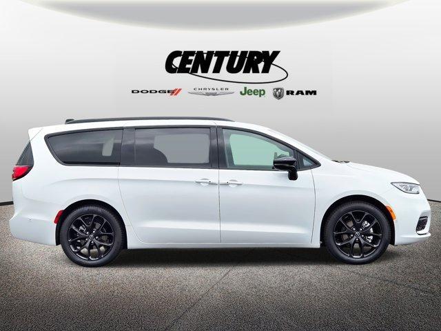 new 2025 Chrysler Pacifica car, priced at $47,845